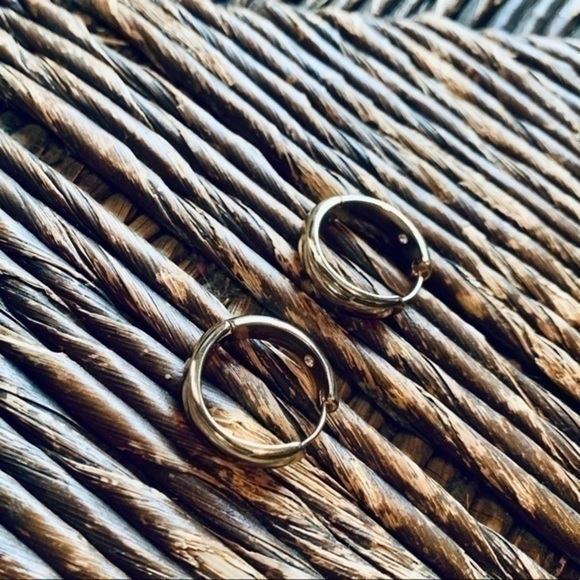 ✨💛 Chunky Gold Tone Hoops ✨✨✨ - Picture 7 of 8